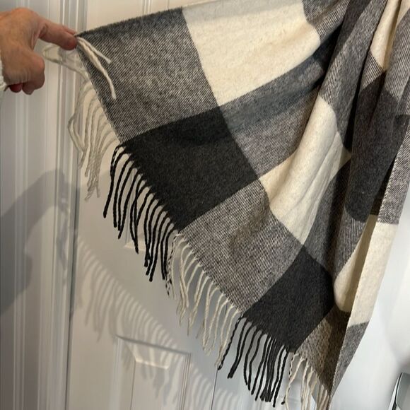 Roots Grey/ White Plaid Blanket Scarf - Picture 5 of 7